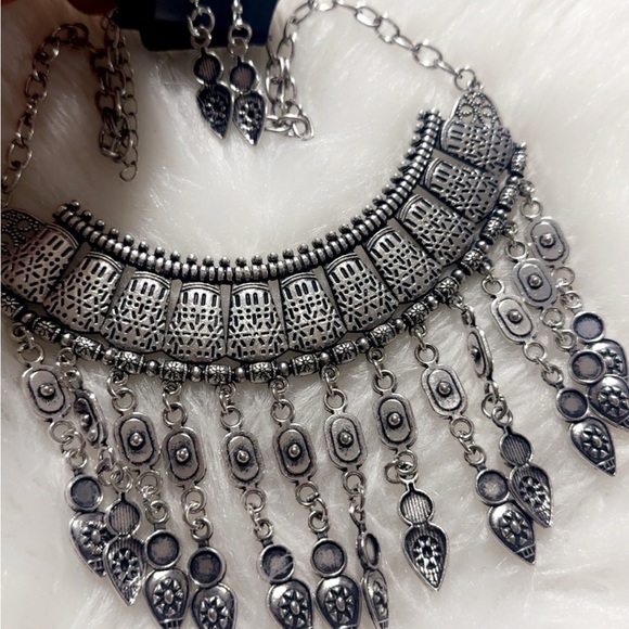 NEW Silver Embossed Tribal Design Fashion Necklace & Earrings Set - Picture 5 of 5